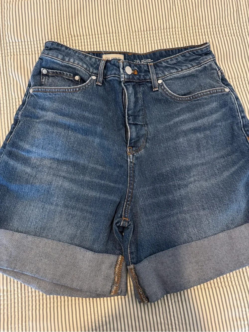 THE AUSTYN HIGH-RISE CUFFED JEAN SHORTS BY PILCRO - Picture 2 of 4